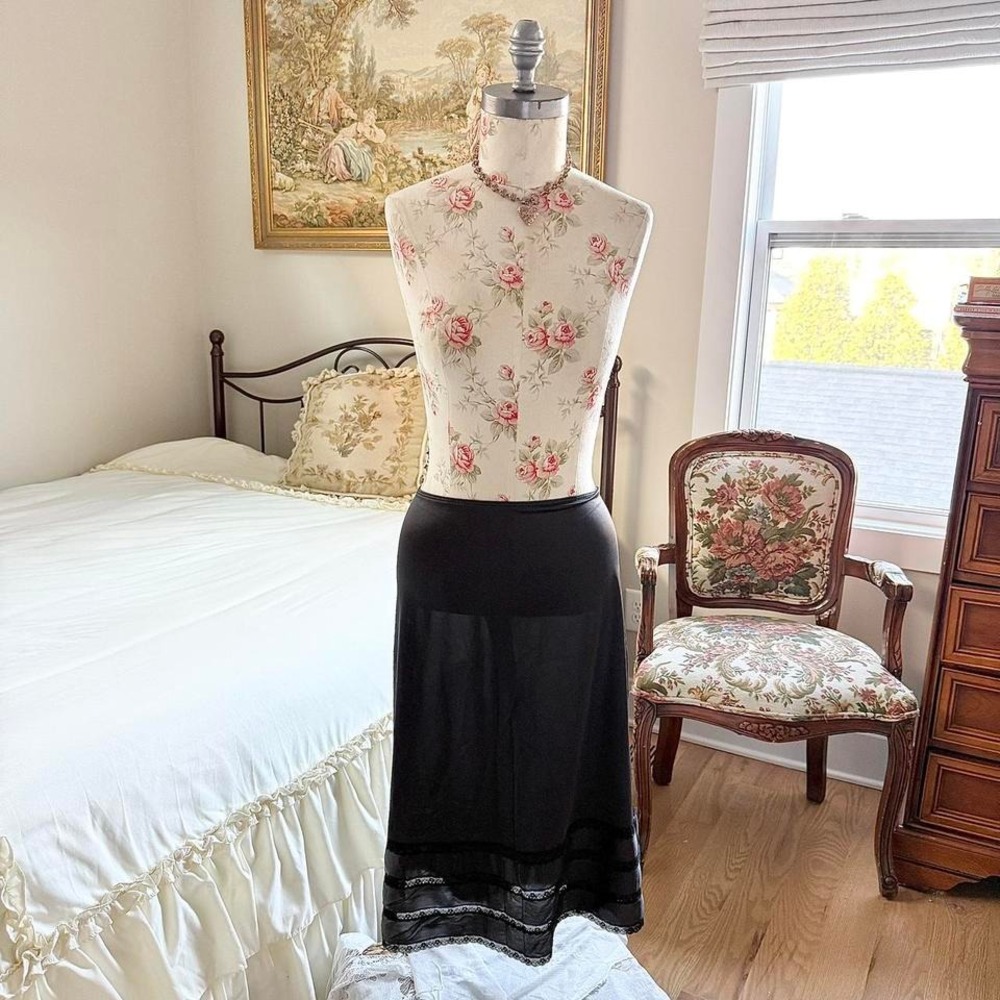 black flowy‎ midi skirt fits like an xl